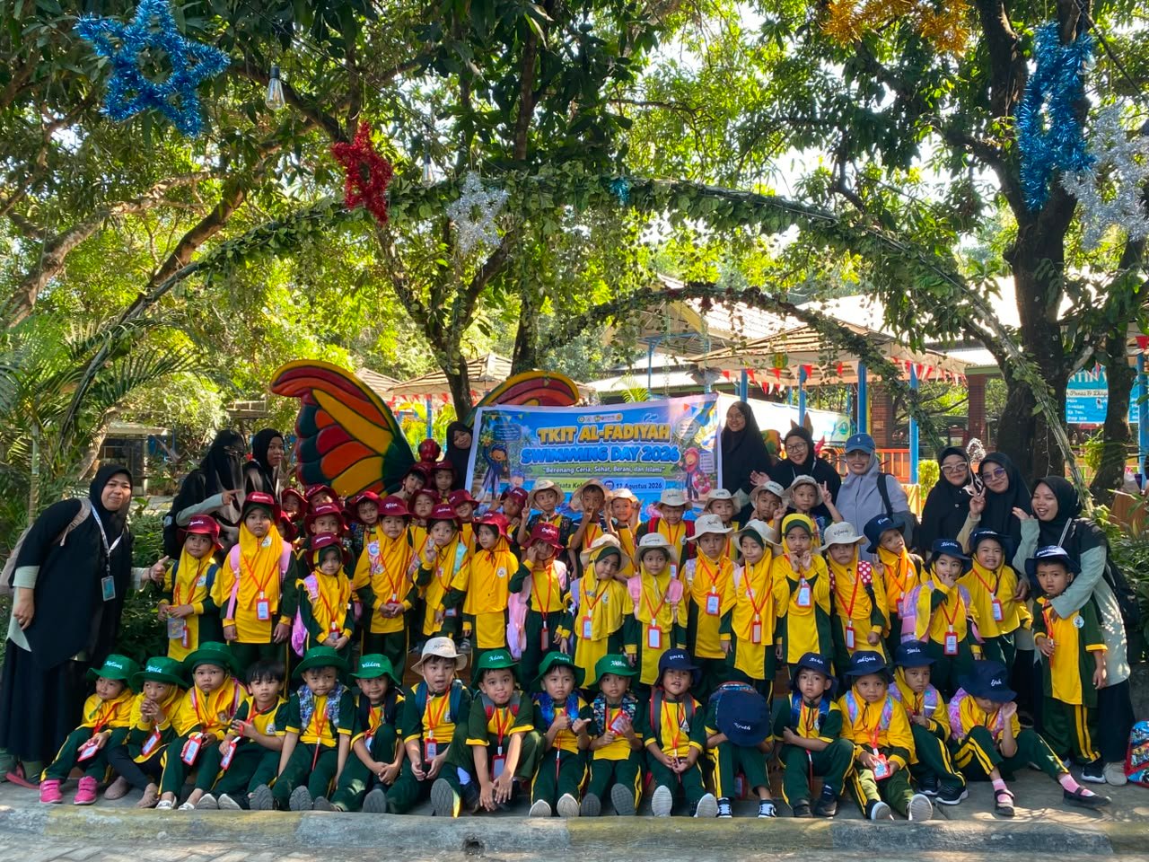 Menumbuhkan Keberanian dan Keceriaan Lewat Swimming Day TKIT Al-Fadiyah